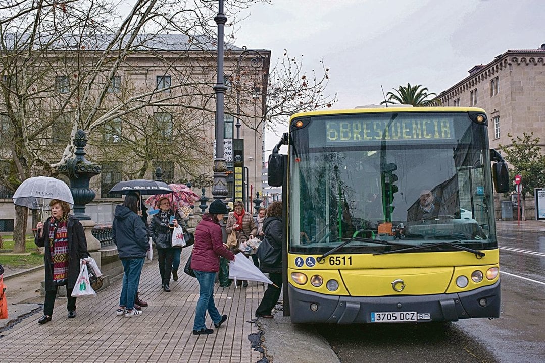 Pasajeros se suben a un bus (ÓSCAR PINAL).