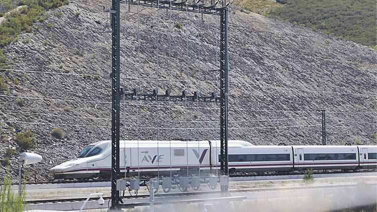 AVE a Madrid sale del túnel de Bolaños, cerca de donde se conectará la subestación de As Portas.