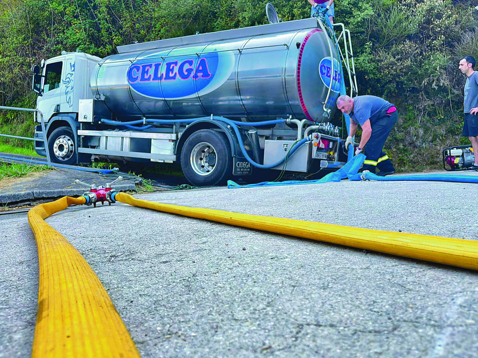 La captación de agua se realiza a través de camiones cisterna, que transportan los recursos desde otros depósitos o ríos.