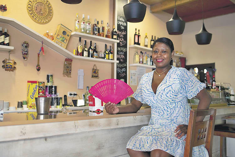 Sandra Escobar regenta el café bar El Rincón, un trozo de Colombia en la zona del Barbaña. XESÚS FARIÑAS