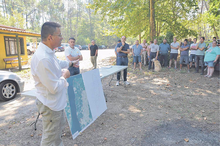 El conselleiro, José González, explica el proyecto a los vecinos de Prado.
