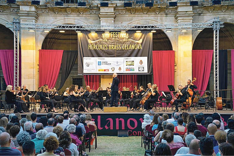 Un instante del concierto de la Real Filarmonía de Galicia. MIGUEL SAMBRÉIJOME