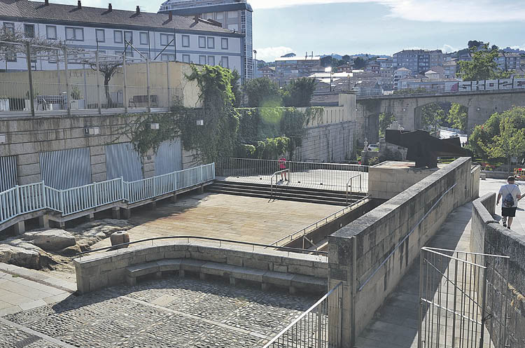 La piscina termal de As Burgas sigue pendiente de obras.