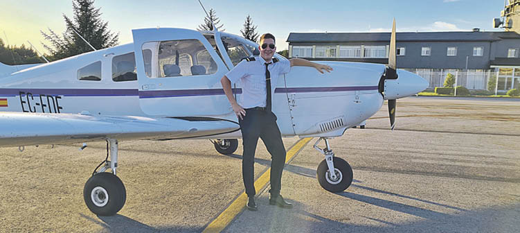 Mario Caride posa junto a la avioneta Piper PA-28 en la que realiza las prácticas de vuelo.