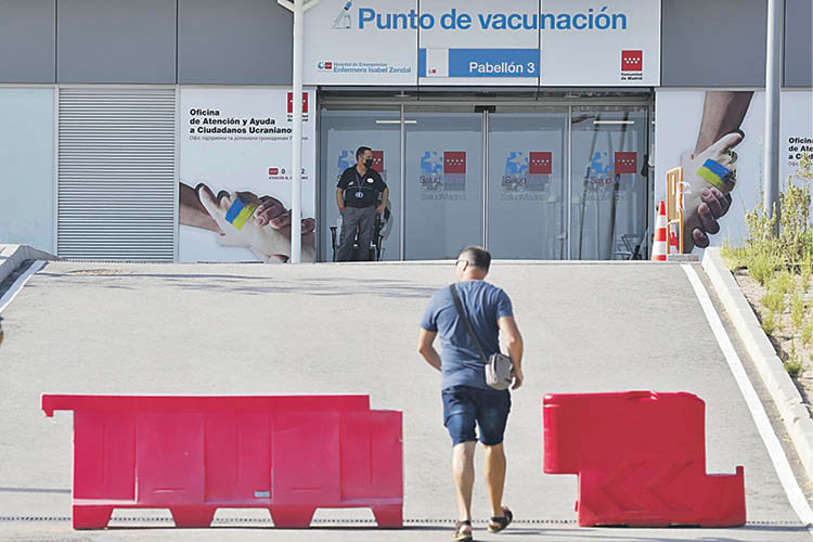 Un hombre se acerca al punto de vacunación contra la viruela, en Madrid. EFE