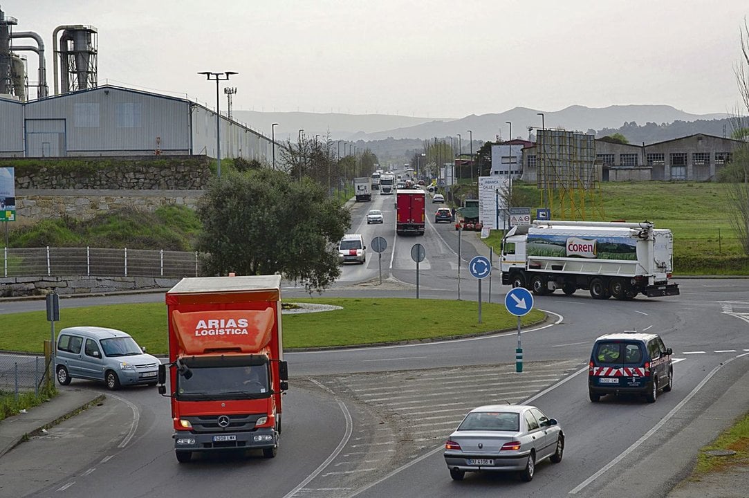 Camiones circulando por el Polígono de San Cibrao, principal área económica de Ourense (MARTIÑO PINAL).