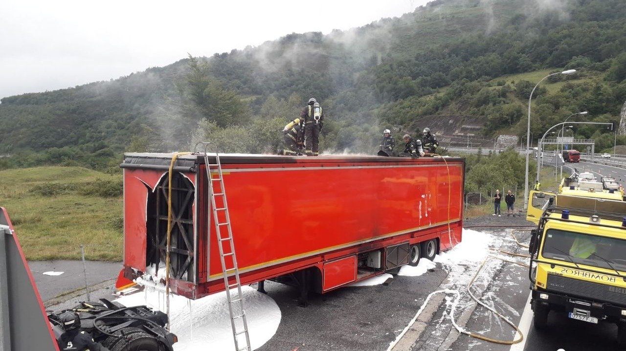 Los bomberos sofocan las llamas sobre el camión de la orquesta.