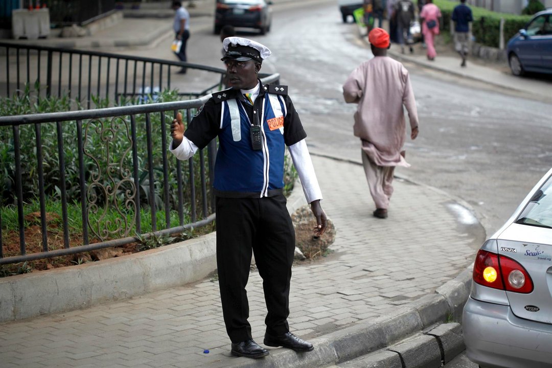 Un agente de policía dirigiendo el tráfico en la ciudad nigeriana de Lagos.