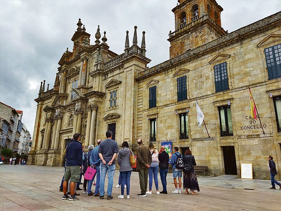 Un grupo de turistas en la visita por el Monasterio de San Salvador de Celanova.