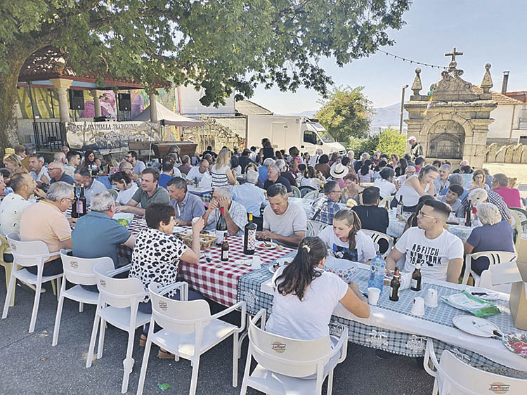 Un momento de la comida en la plaza de San Antonio, en Puxedo.
