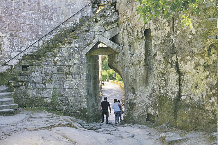 Turistas na contorna do mosteiro de San Pedro de Rocas, onte no concello de Esgos.