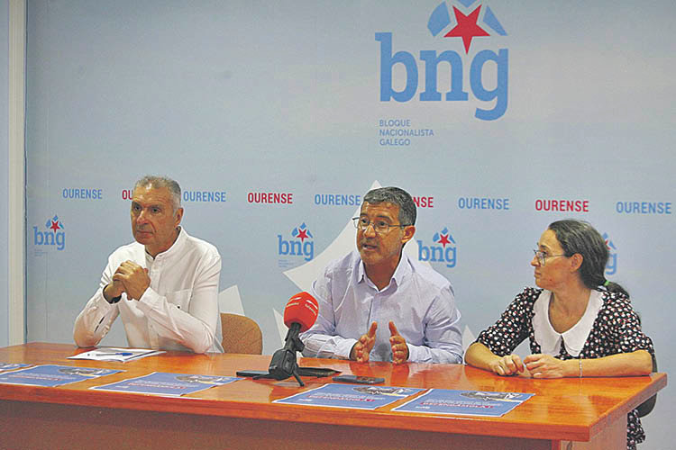 Luis Seara, Iago Tabarés e Rhut Reza, de esquerda a dereita, na rolda de prensa de onte. MIGUEL ÁNGEL