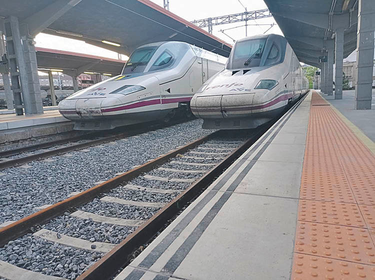 Dos AVE en la estación de Ourense.