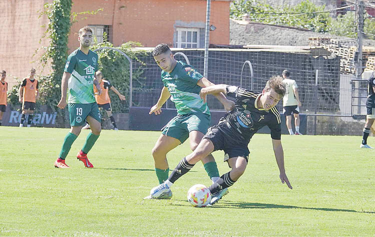 Marquitos, del Arenteiro, presiona al delantero Raúl Blanco, del filial del Celta, en  A Madroa. AD
