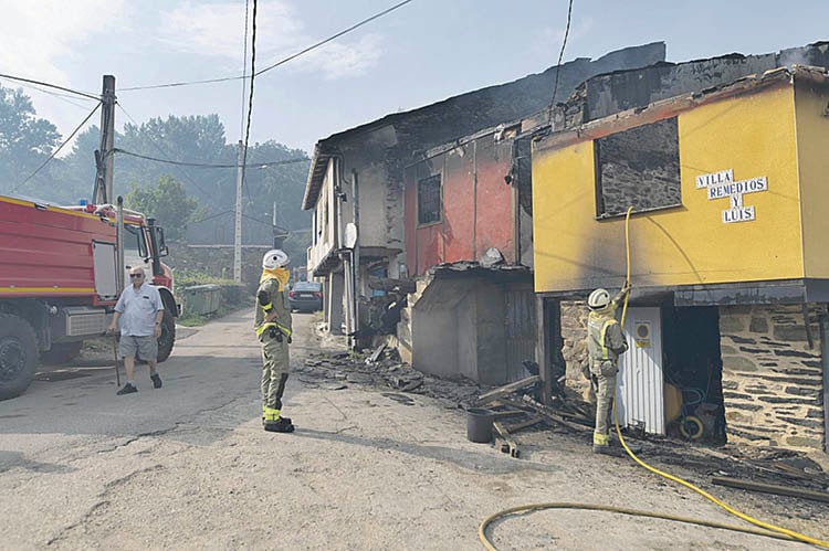 Viviendas quemadas en A Veiga de Cascallá, en el incendio de la comarca de Valdeorras. MARTIÑO PINAL