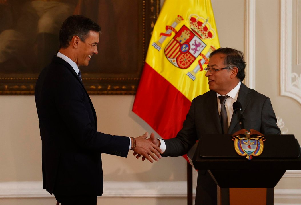 El presidente de Colombia Gustavo Petro le da la mano al presidente de gobierno de España Pedro Sánchez (EFE)