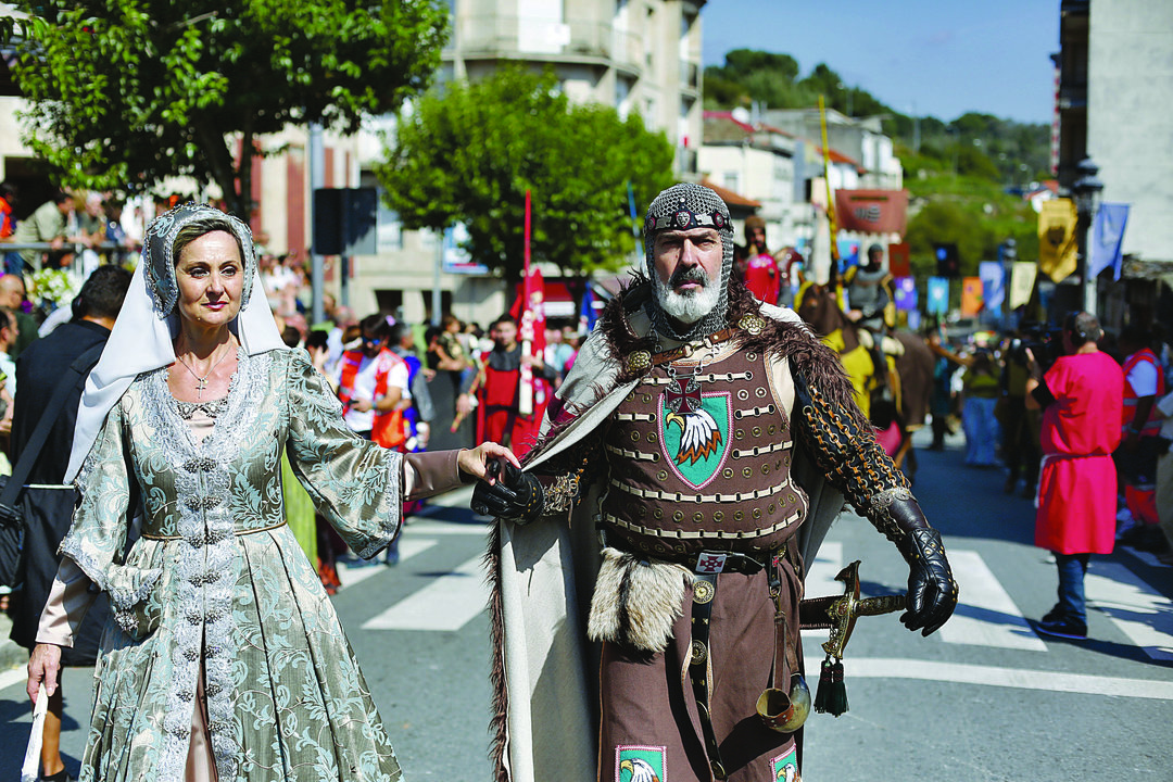 Dúas personaxes durante o desfile medieval en 2019.