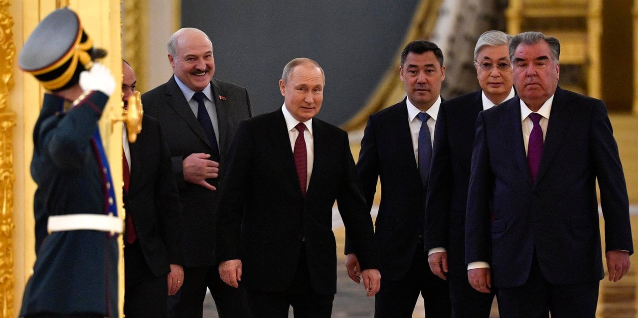 Líderes políticos entre los que se encuentran Vladimir Putin y Alexander Lukashenko (EFE)