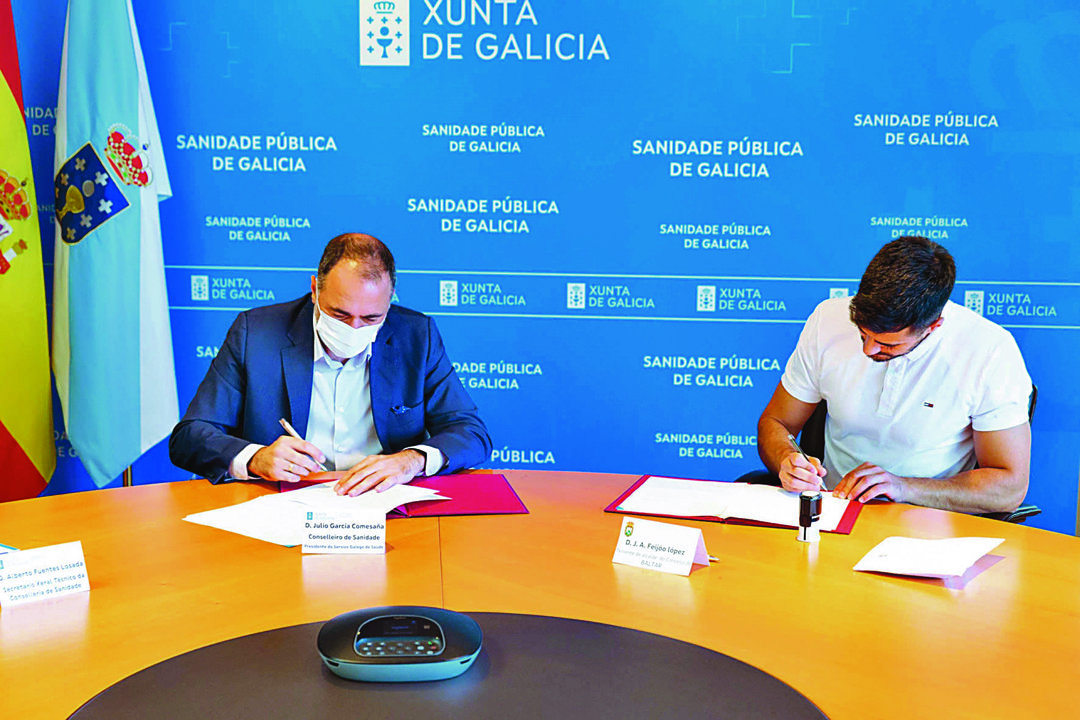 Julio García Comesaña y José Antonio Feijóo López, durante la firma del convenio.