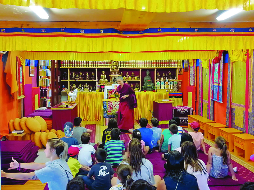 Los niños, atentos a la explicaciones en el monasterio budista.
