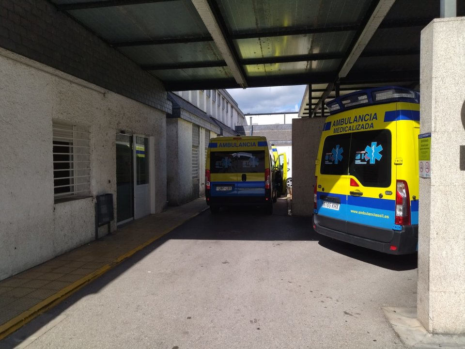 Ambulancia en Urgencias del Hospital de O Barco de Valdeorras (J.C.)