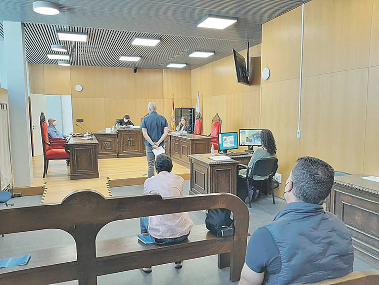 Adolfo L.C., ayer sentado en el banquillo de los acusados del Juzgado de lo Penal 1 de Ourense. M.S.