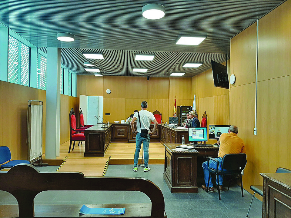 Un testigo, declarando ayer en el Penal 1 de Ourense. (M.S.)