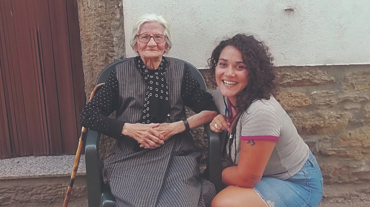 Lara con Ignacia, de 96 años.