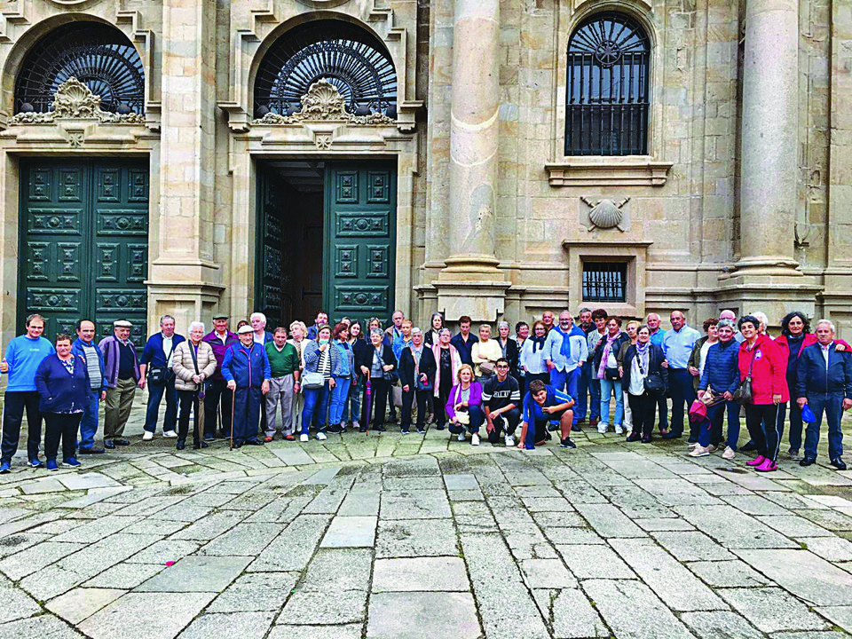 En la excursión a Santiago de Compostela, vecinos de A Peroxa visitaron la catedral, donde posaron frente a la entrada de la Praza da Inmaculada.