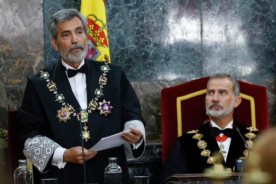 El presidente del Tribunal Supremo, Carlos Lesmes (i), ante el rey (EFE).