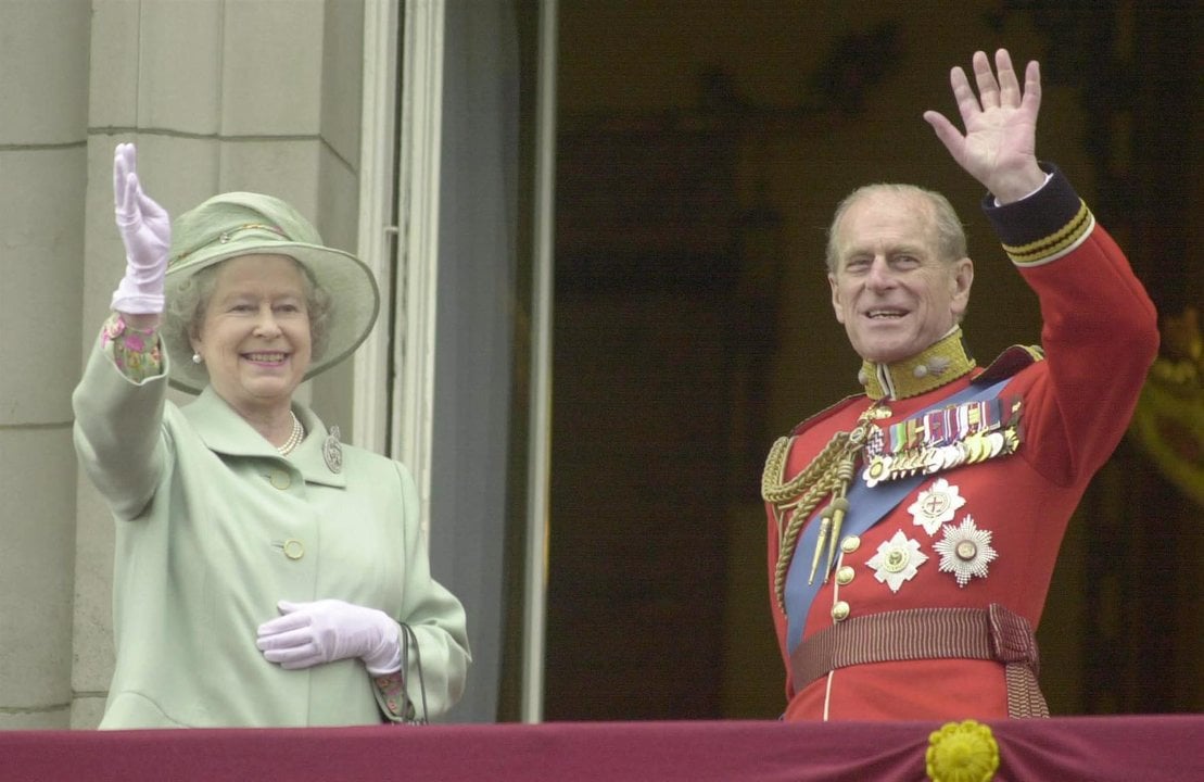 16/06/2001 14:00 (UTC)
Crédito:
EPA
Fuente:
EPA/PA
Autor:
JOHN STILLWELL
Temática:
Política » Gobierno » Jefaturas de estado/ monarquía
La reina Isabel II y el Duque de Edimburgo saludan desde el Palacio de Buckingham de Londres en junio de 2001. (EFE)