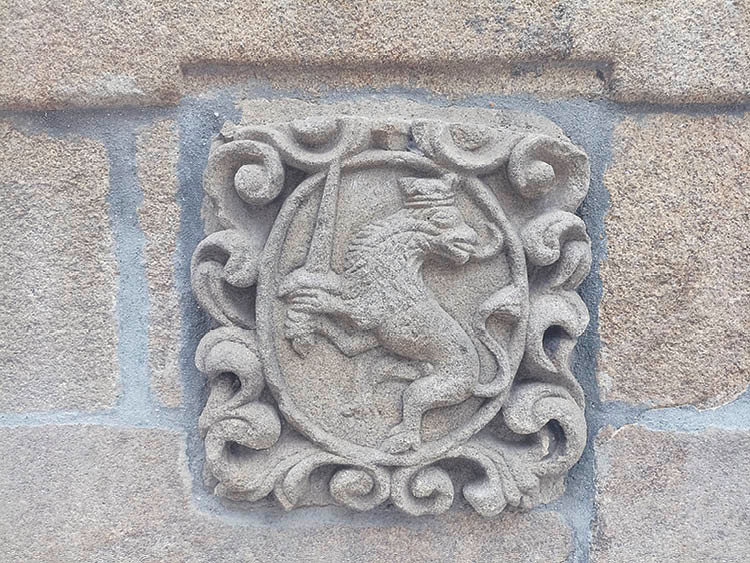 Antigo escudo de Ourense na Fonte do Rei.