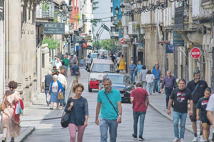 Peatones y coches conviven en la rúa Santo Domingo (MIGUEL SANBRÉIJOME).