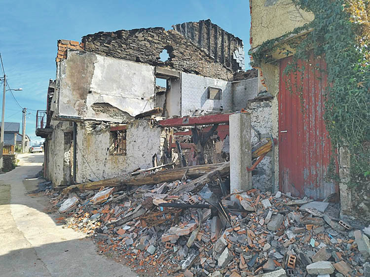 Construcciones destruidas por las llamas en Alixo (O Barco).