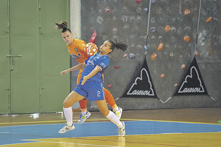 Candela Soria, del Ourense Envialia, controla el balón ante una contraria en 

Os Remedios.