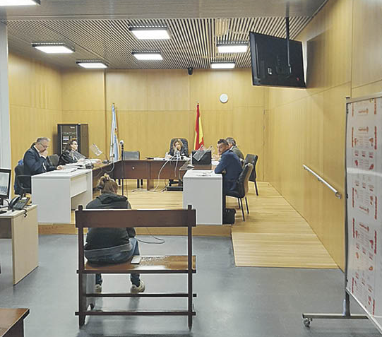 Una de las acusadas, Antonia D.N., ayer en el Juzgado de lo Penal 2 de Ourense.