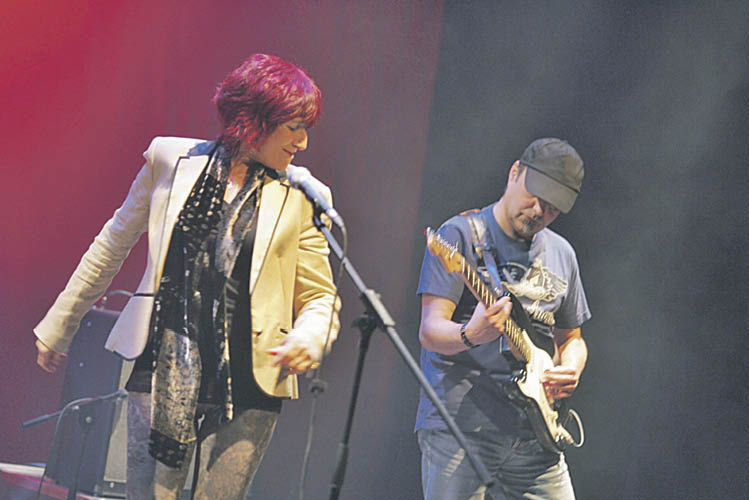 Actuación del coruñés Víctor Aneiros y su banda en Ourense.