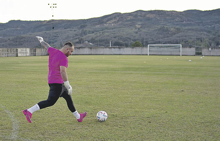El portero del Monterrei “Torque” reproduce el disparo con el marcó gol al Allariz.