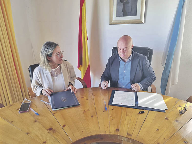 Ethel Vázquez y José María Lago, durante la firma del convenio.