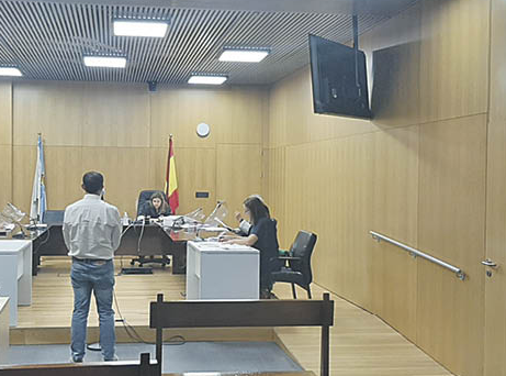El acusado, Diego M. M., ayer en el Juzgado de lo Penal 2 de Ourense.