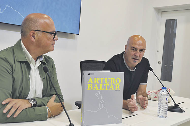 Manuel Baltar e Antón Lopo, o editor e autor de “Arturo Baltar”, onte na presentación do libro.
