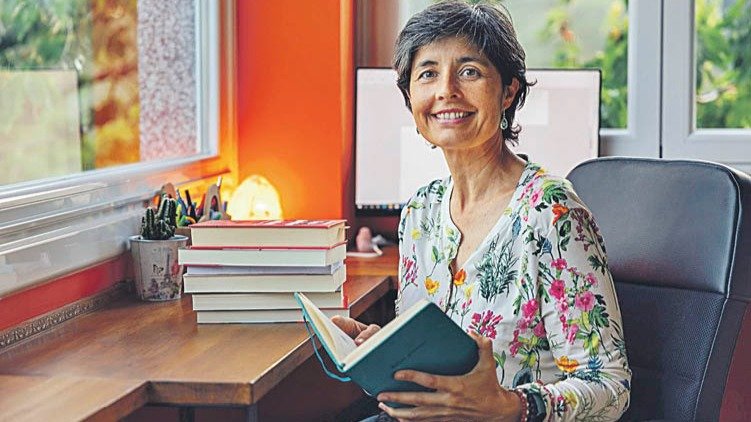 Puri Escuredo, autora de la novela “Destino”.