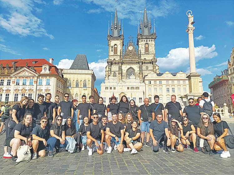 Integrantes de Rebulir durante la gira veraniega en Praga.