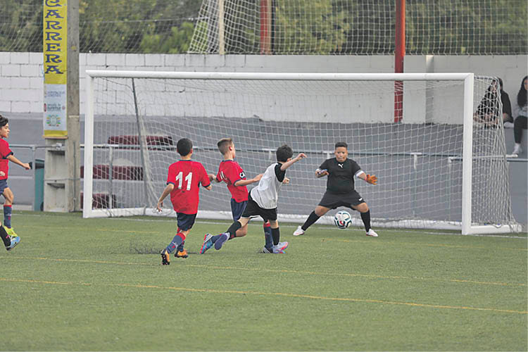 Acción de ataque en uno de los partidos de la fase previa, la pasada semana en el Campo da Aira (JOSÉ PAZ).