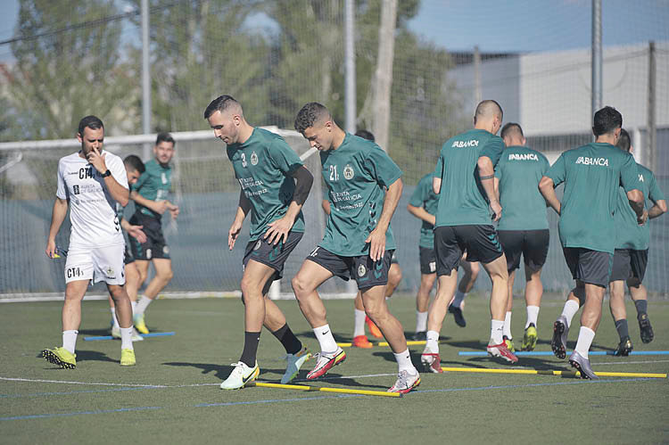 Los jugadores Germán Novoa y Martín Lamelas, se ejercitan durante un entrenamiento del Arenteiro. MARTIÑO PINAL