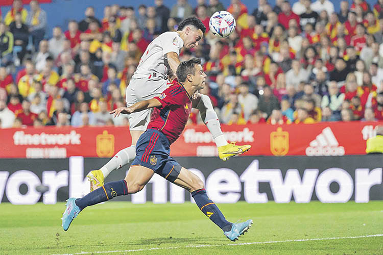 Vargas y Azpilicueta pugnan por un balón durante 

el encuentro 

entre España 

y Suiza.