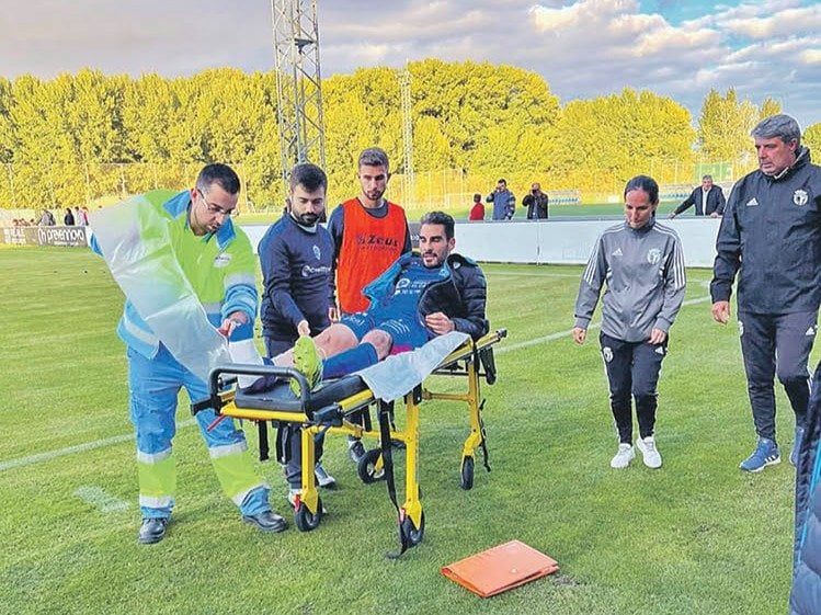 Daniel Portela es retirado en camilla tras romperse el tendón de Aquiles. OURENSE CF
