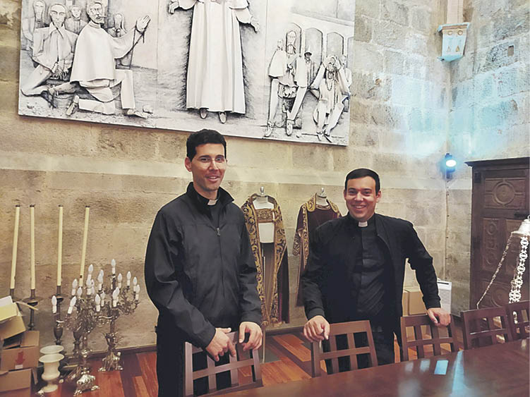 Santiago Fernández y Miguel Rodríguez en la antigua sacristía monacal.