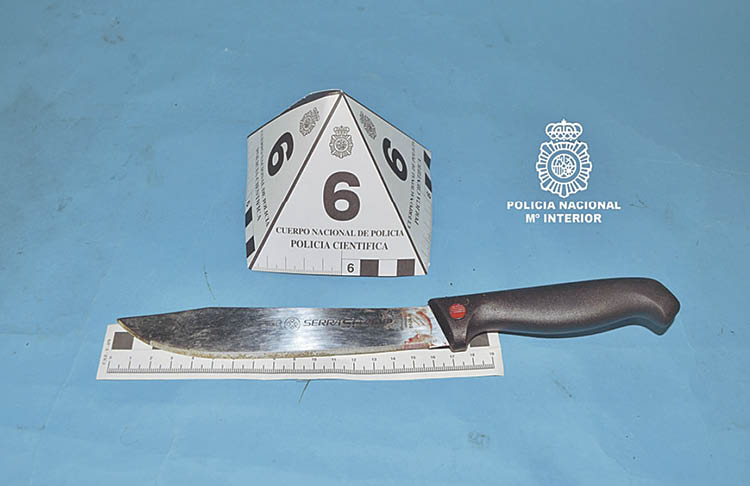 El cuchillo, con los restos de sangre, empleado en el atraco.