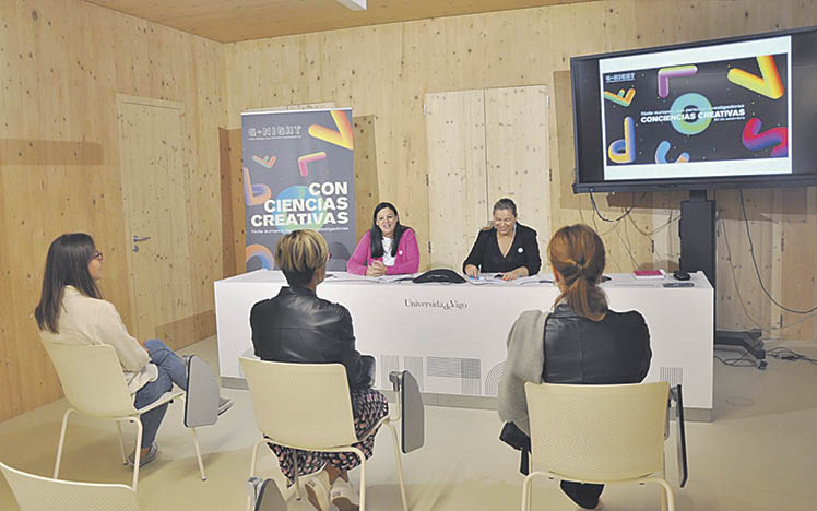 Las vicerrectoras de Investigacións, Belén Rubio, y de Comunicación, Mónica Valderrama, durante la presentación.